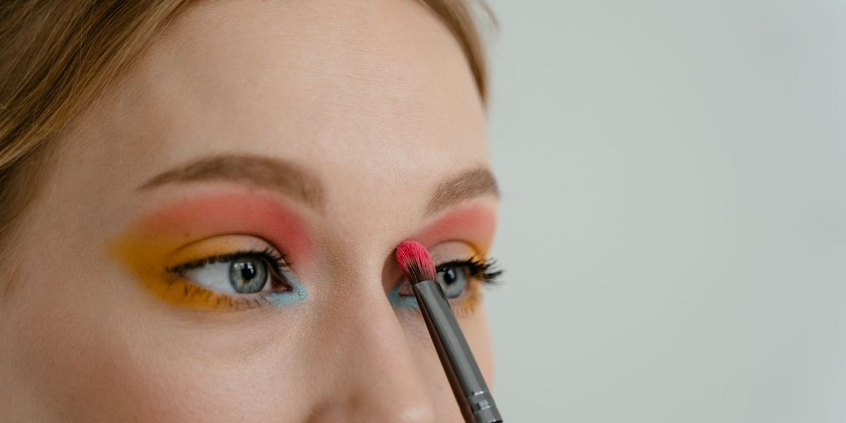 How to Blend Eyeshadow Step by Step for a Seamless, Pro-Level Look