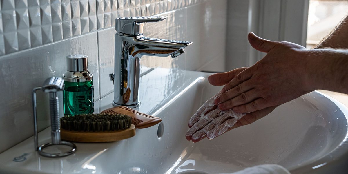 How to Deep Clean Makeup Brushes: A Step-by-Step Washing and Drying Routine