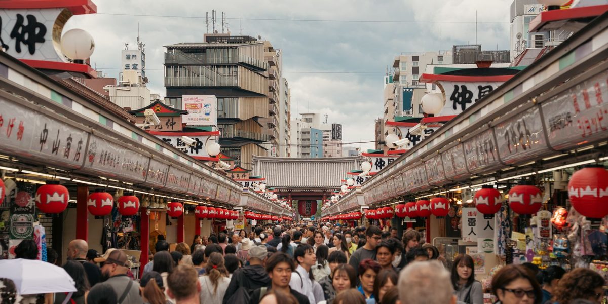 How to Recognize and Avoid Common Tourist Scams
